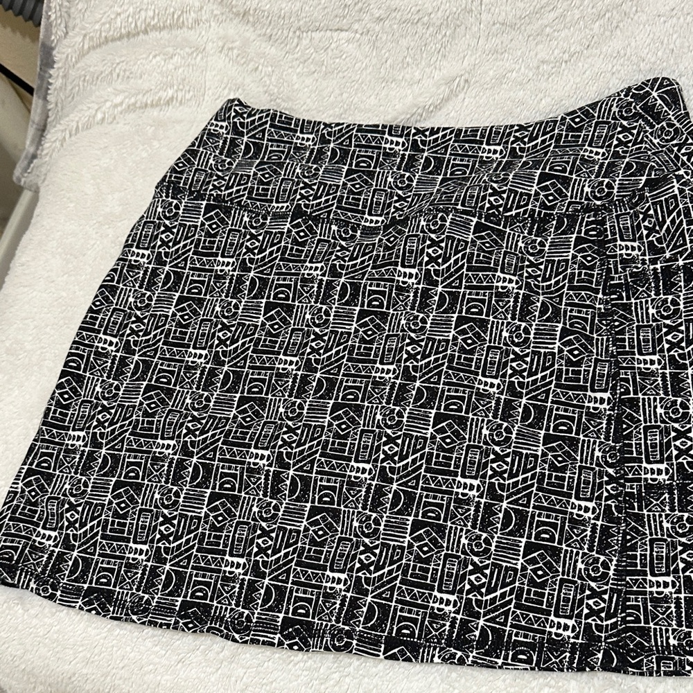 Intro. ❤️ love that fit Skort -Stylish Black and White Geometric Skort
